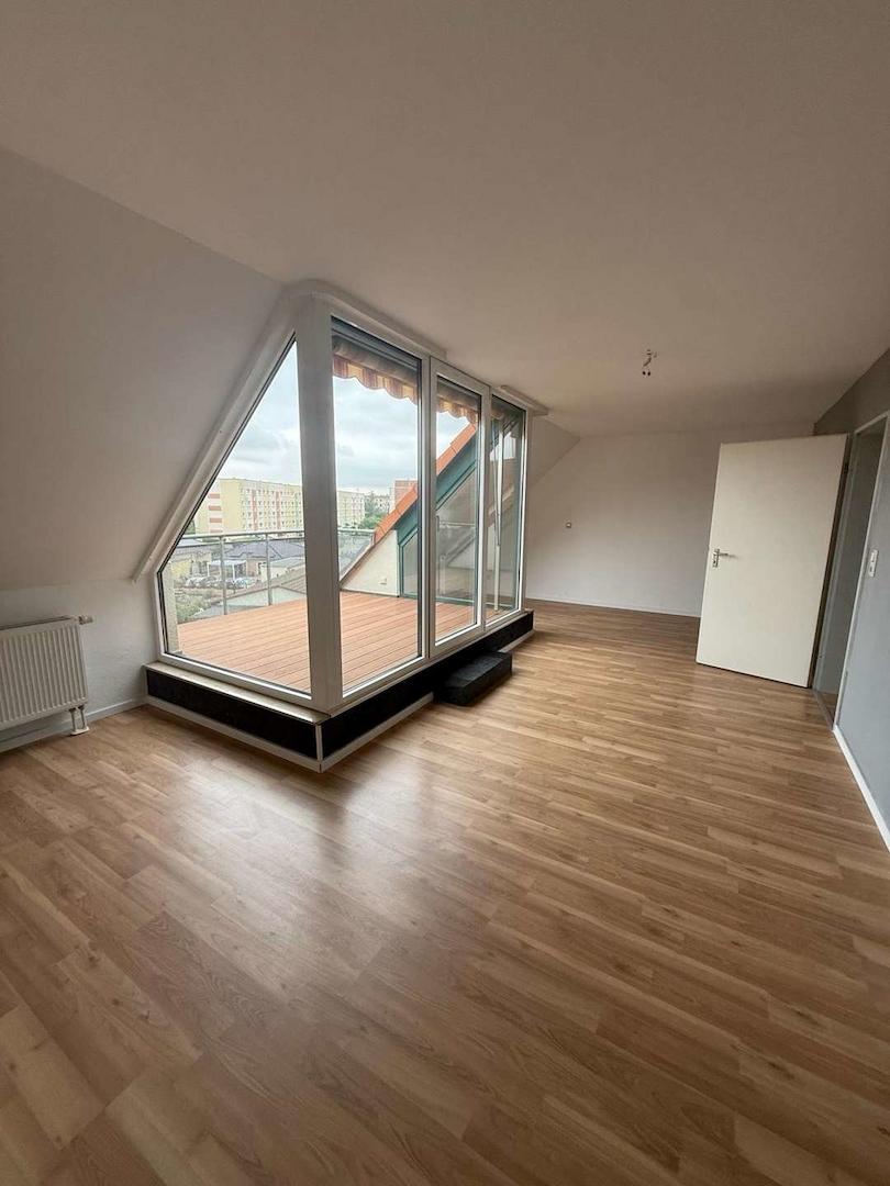 Wohnzimmer mit großem Balkon