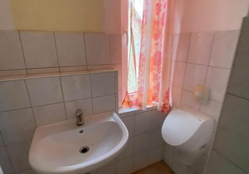 Waschbecken und Pissoir
