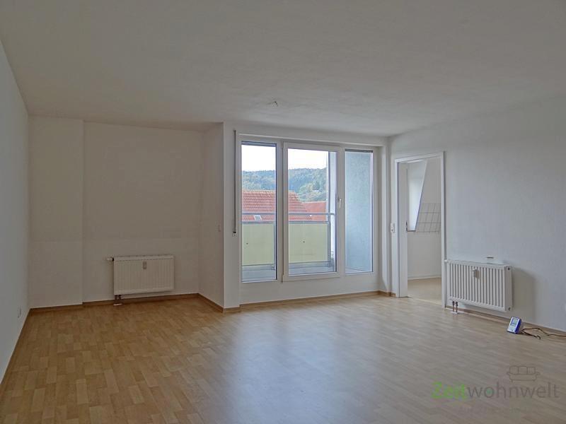großes Wohnzimmer mit Dachbalkon