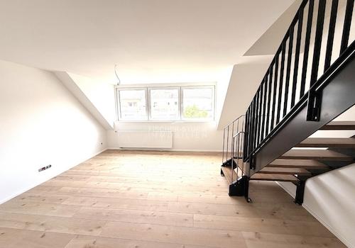 Wohnzimmer mit Treppe