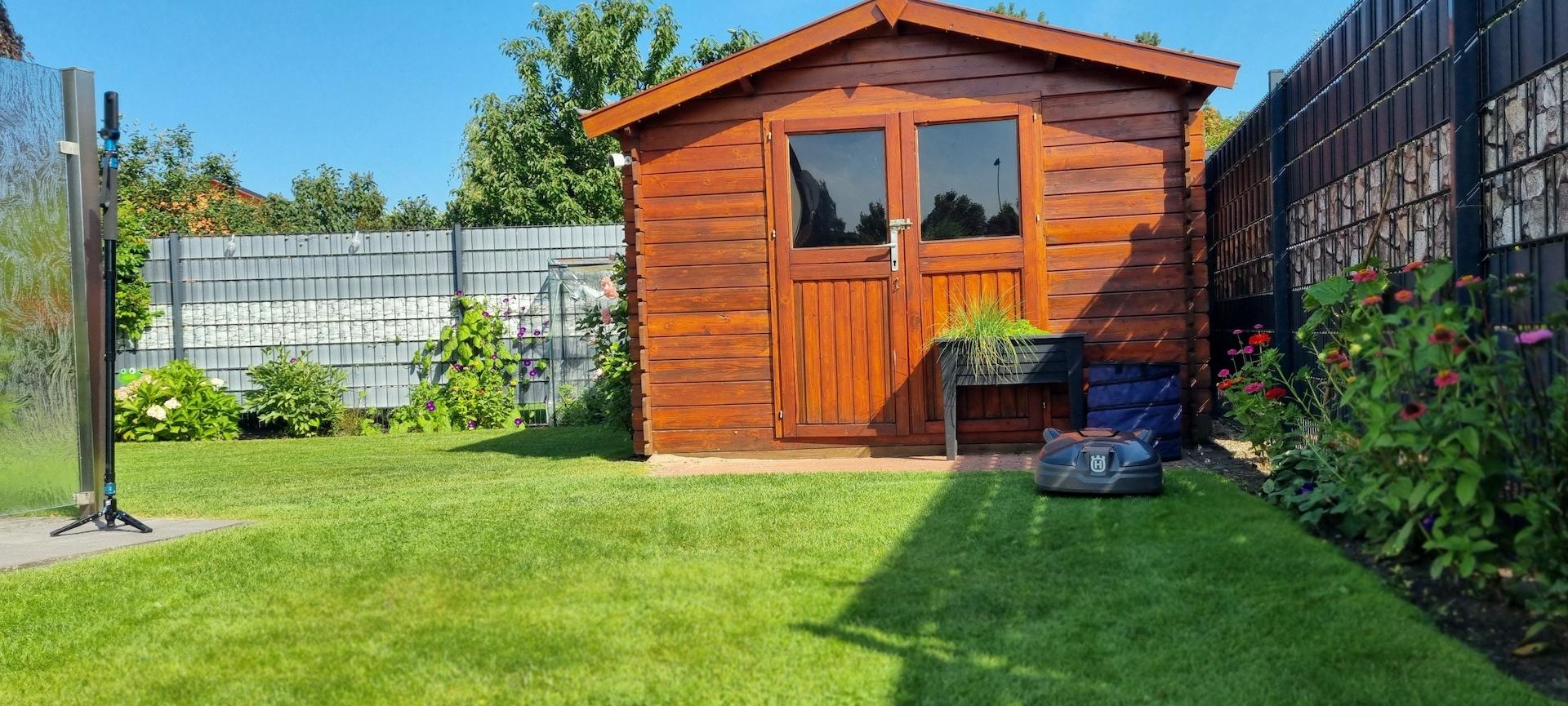 Hof und Blick zu "Rasimir-Roboter"