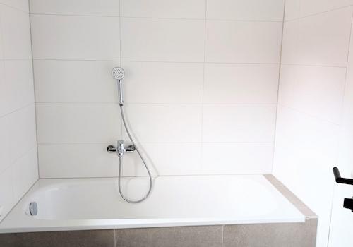 Bad mit Fenster & Badewanne