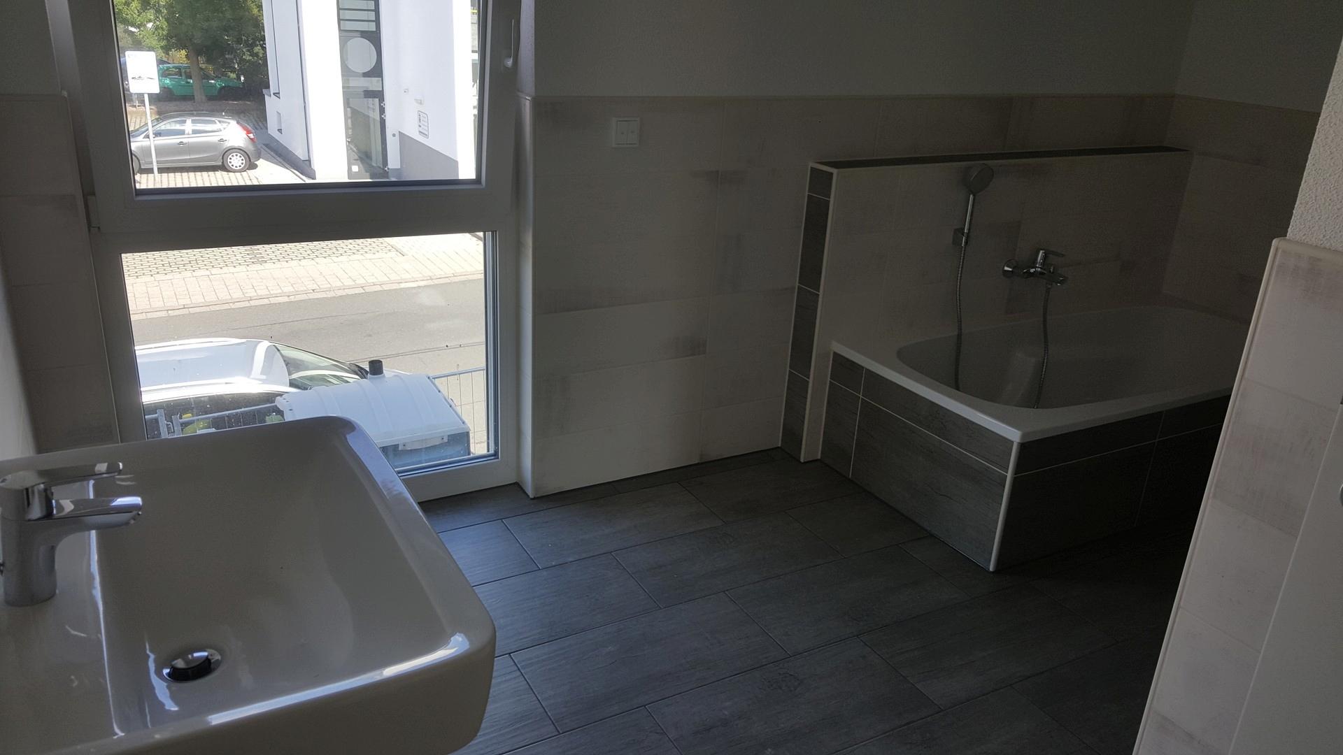 Bad mit Dusche und Wanne