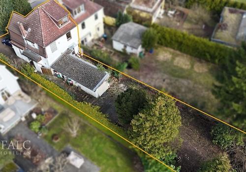 Reale Drohnenaufnahme - Eingewachsener, sonniger Gartenbestand
