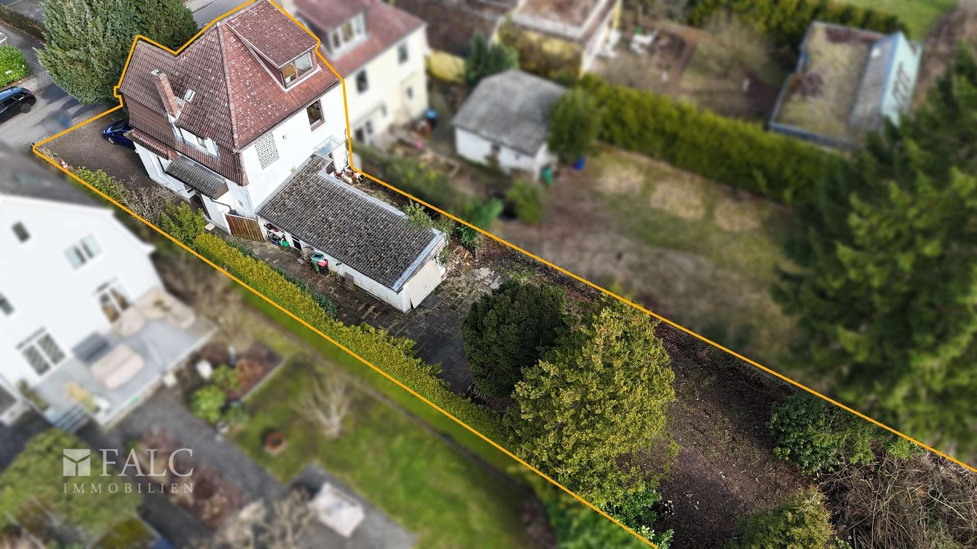 Reale Drohnenaufnahme - Eingewachsener, sonniger Gartenbestand