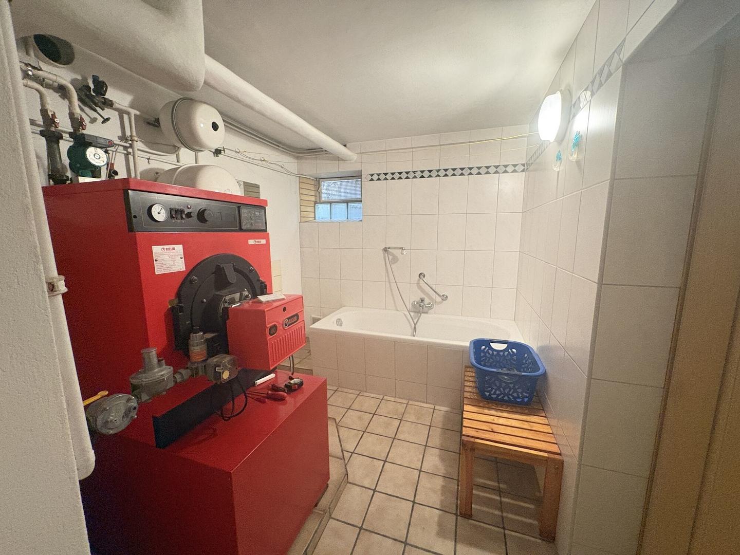 Heizungsraum mit Wanne