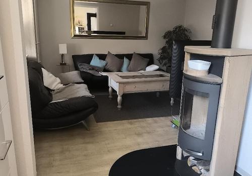 Wohnzimmer mit Kamin