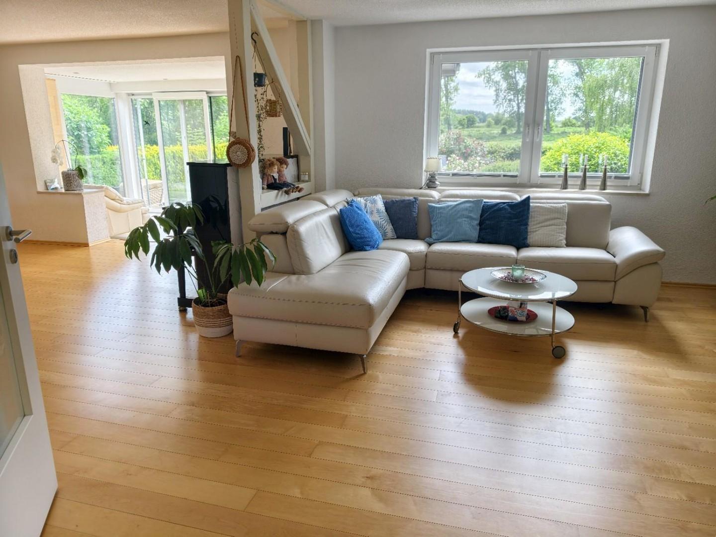 Wohnzimmer mit Gartenblick