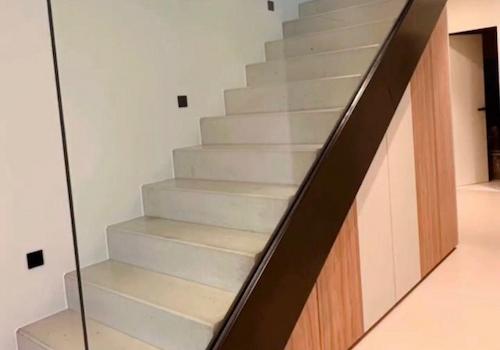 Einbauschrank unter der Treppe