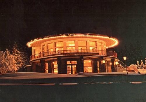 Rundbau in der Nacht