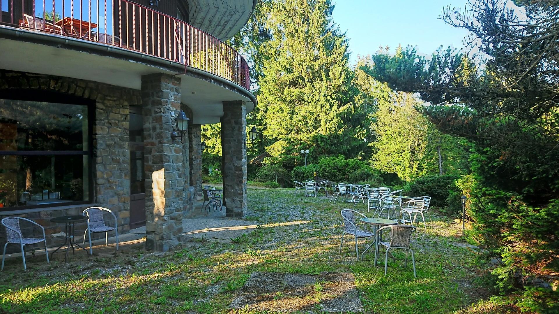 Terrasse vor dem Rundbau