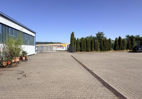 Hof und Zufahrt