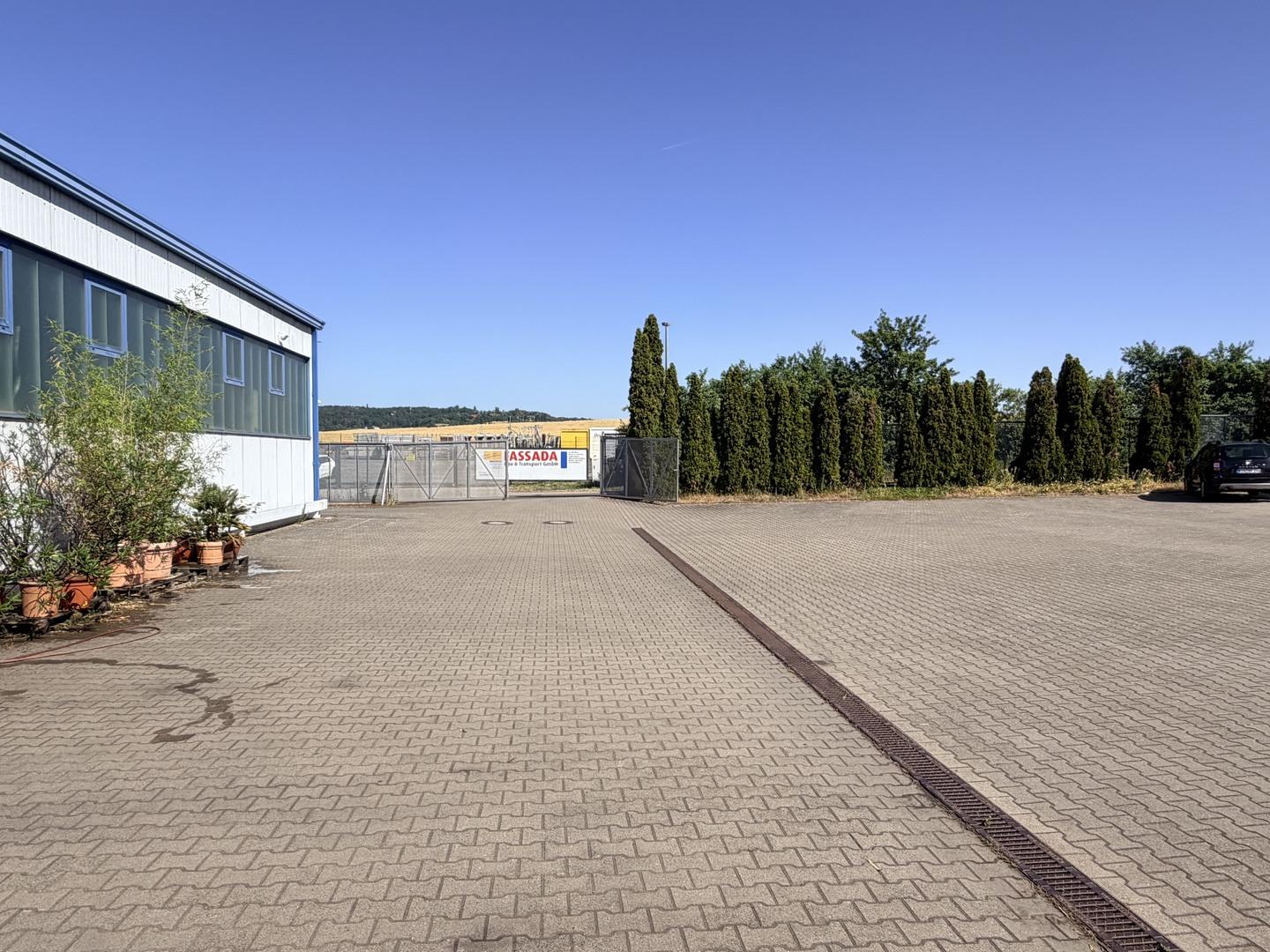 Hof und Zufahrt