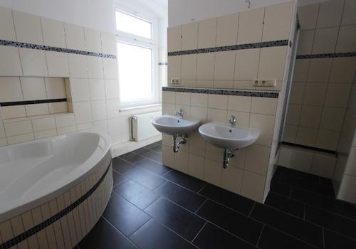 Bad mit Wanne und Dusche (1)