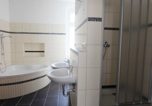 Bad mit Wanne und Dusche (2)