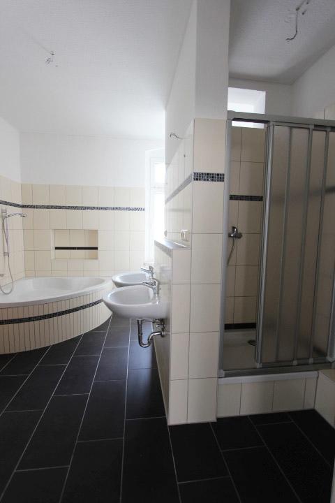 Bad mit Wanne und Dusche (2)