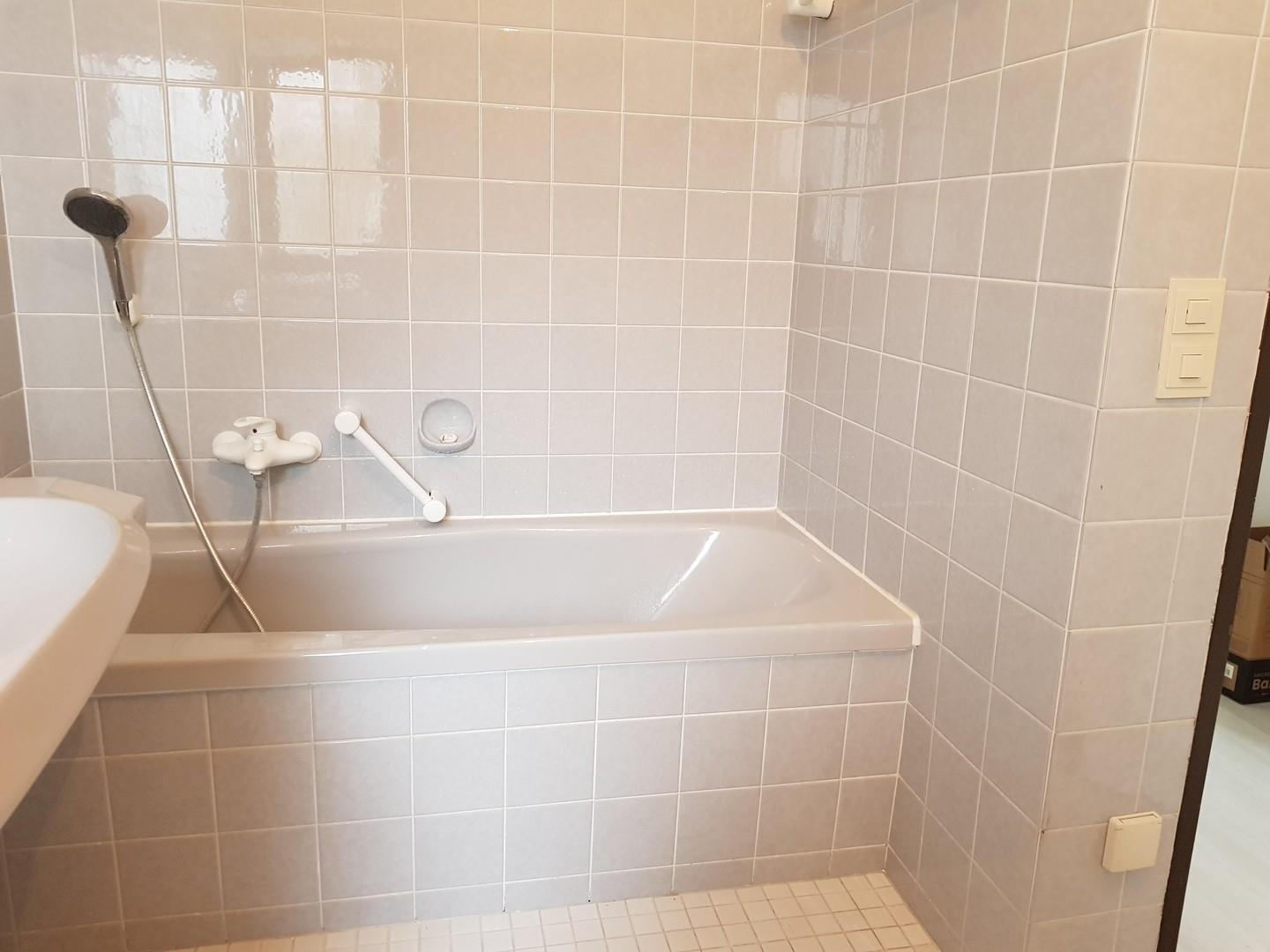 Badezimmer mit Fenster