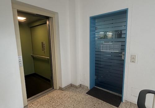 Aufzug und Praxiseingang