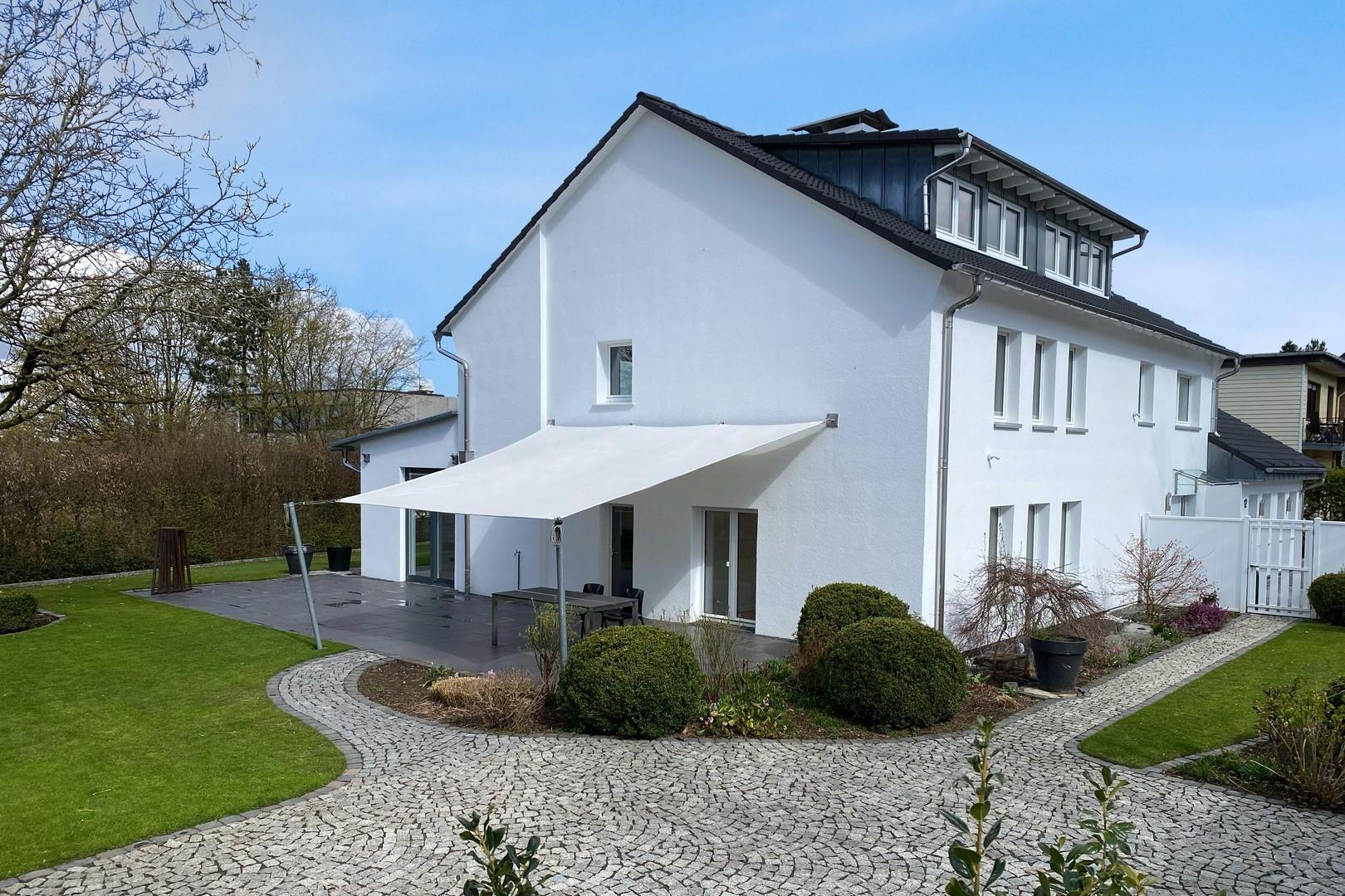 Terrasse mit Sonnensegel
