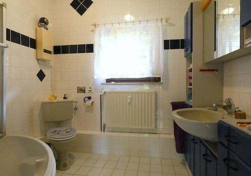 Tageslichtbad mit Eckbadewanne