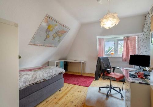 Schlafzimmer (DG)