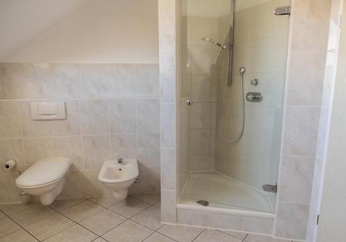 Bad oben Bidet und Dusche 