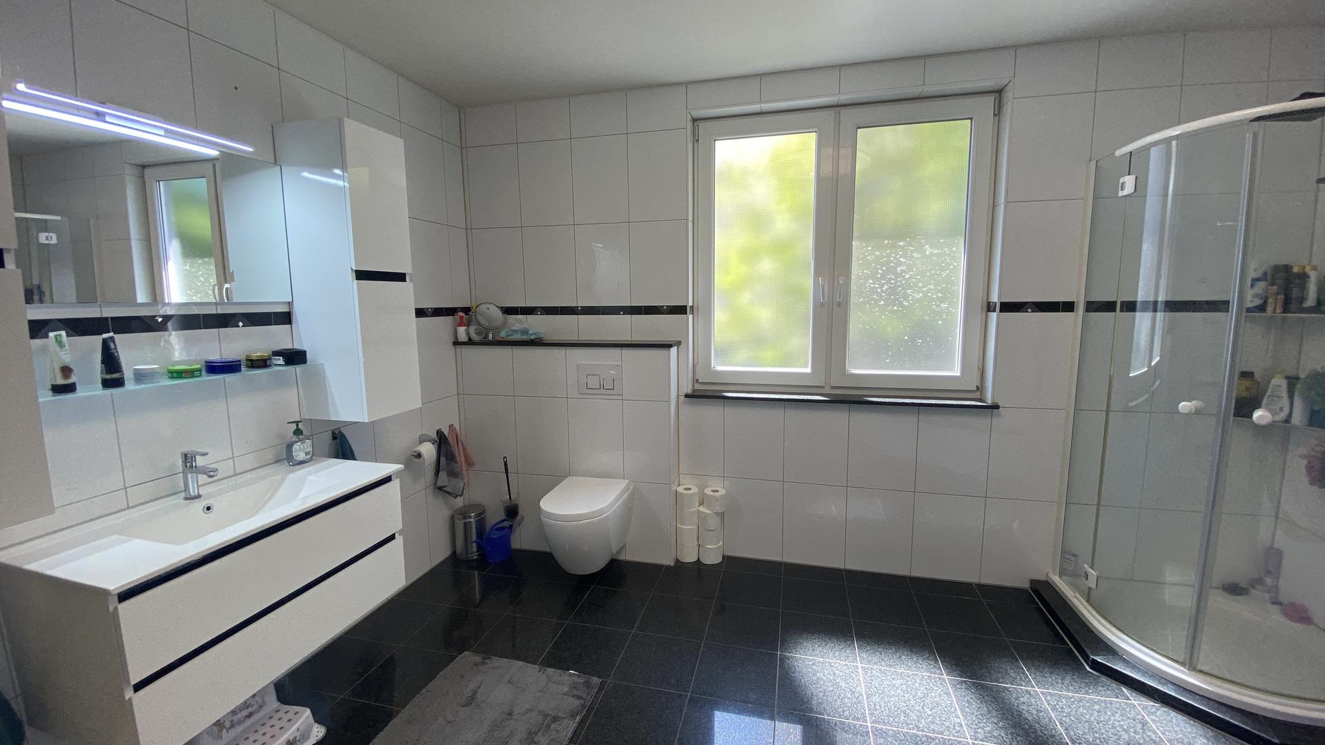 Badezimmer mit Dusche und Badewanne