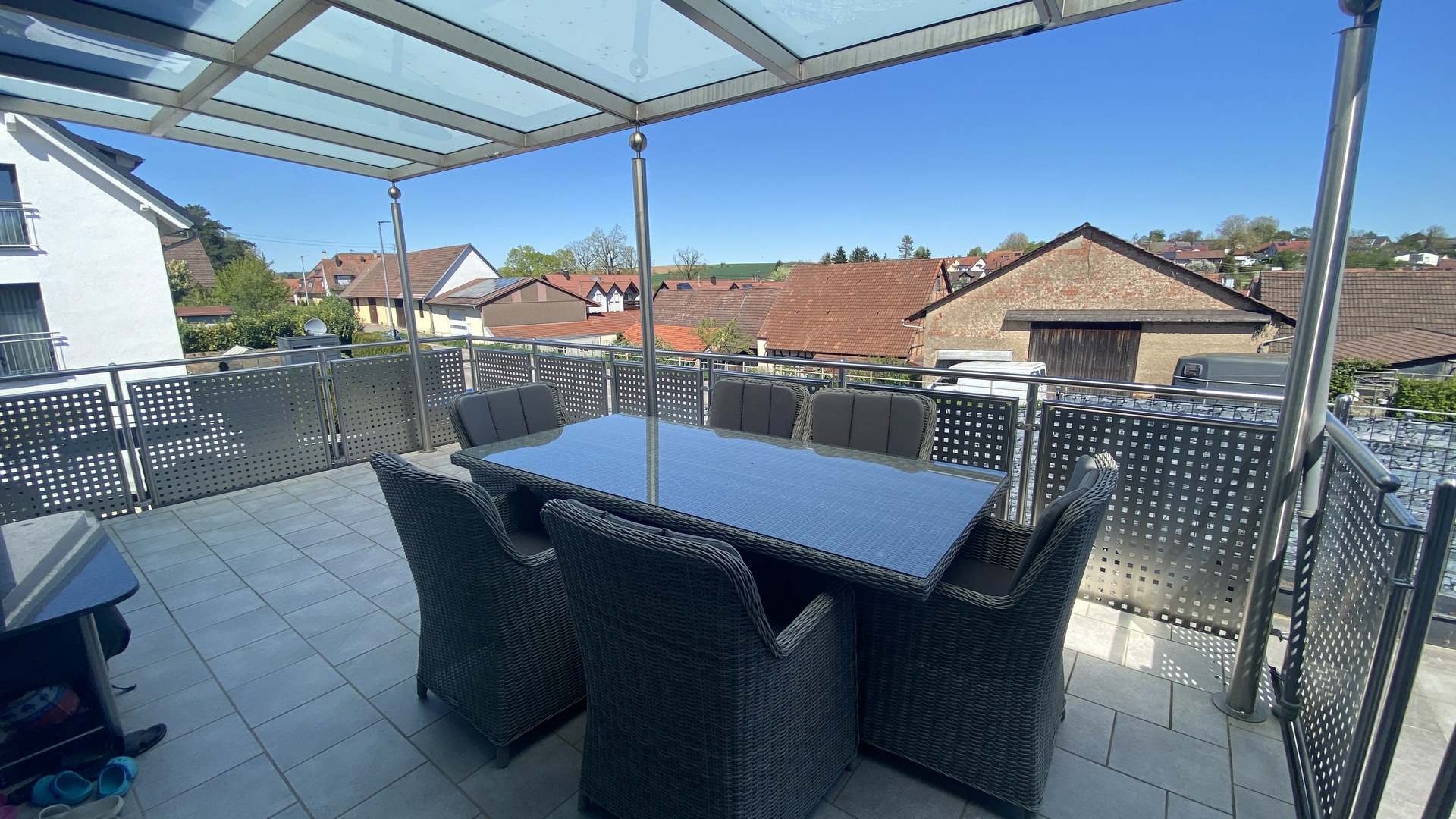 Großzügige, überdachte Terrasse