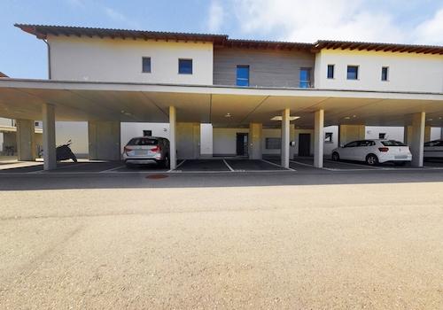 Parkplatz mit Carports