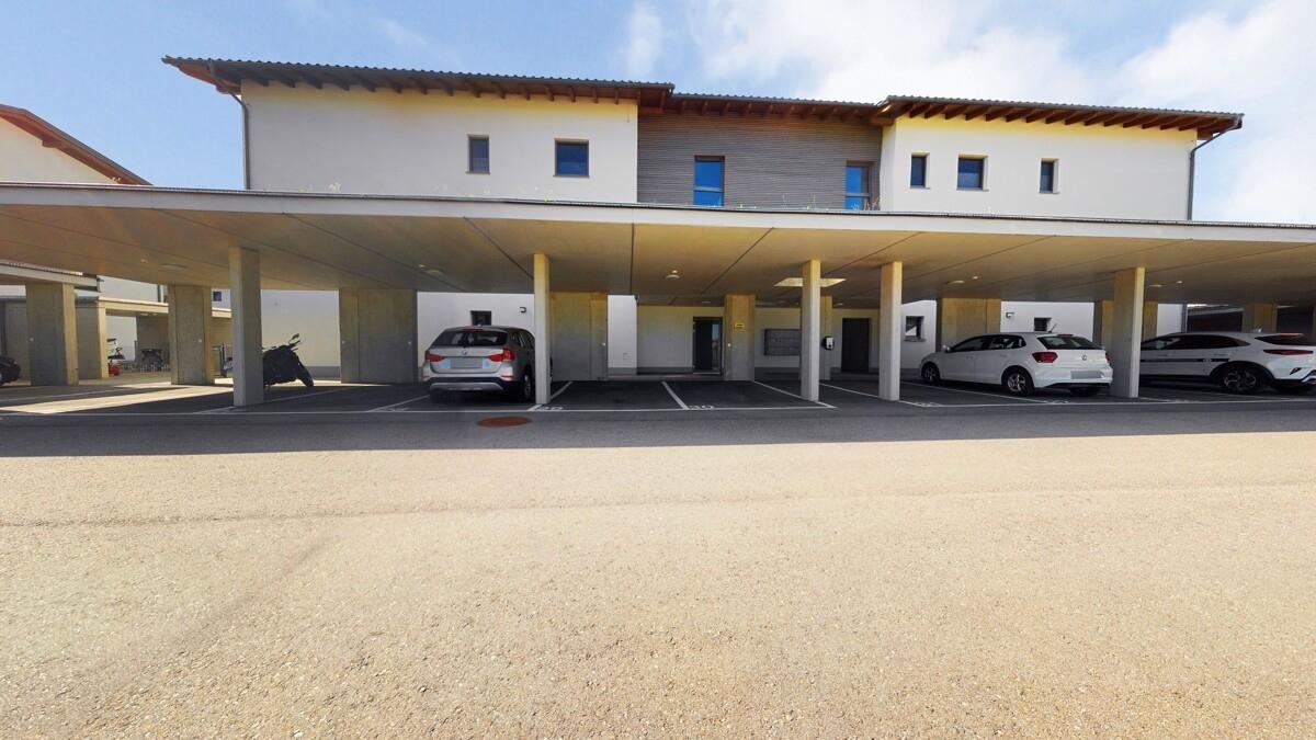 Parkplatz mit Carports
