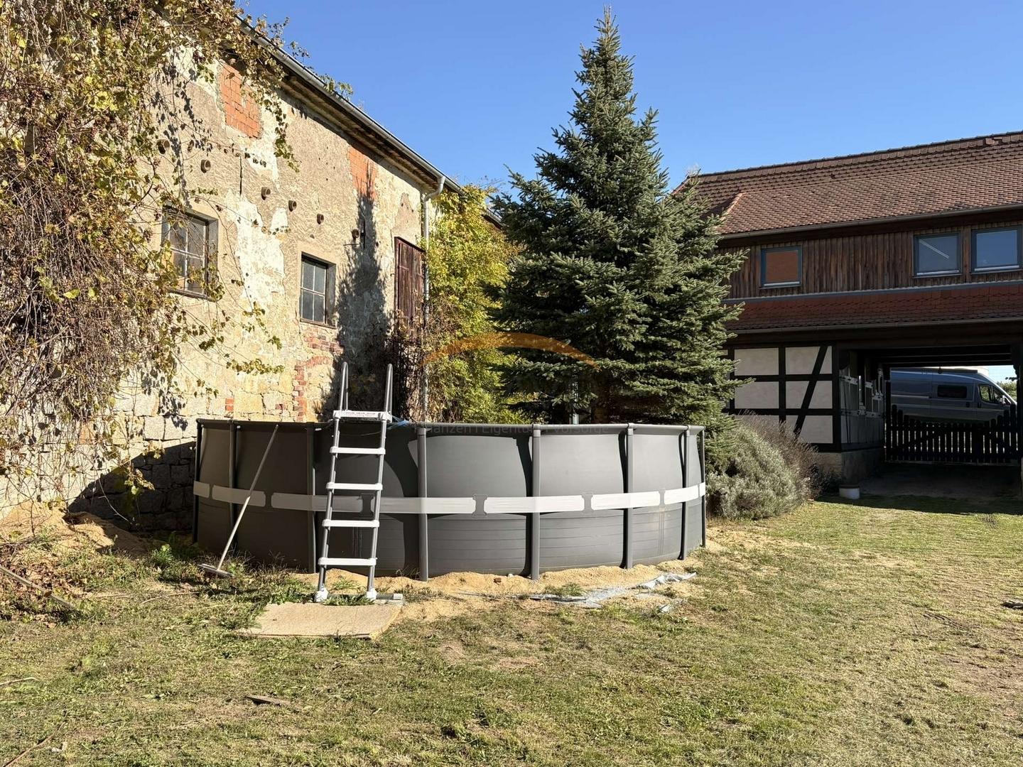 Pool im Garten