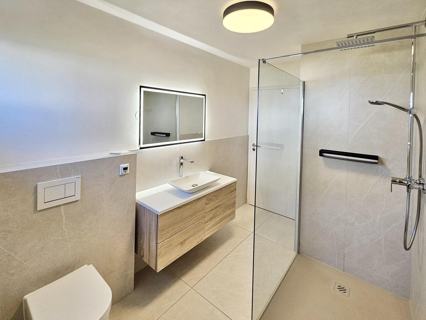 Modernes Badezimmer