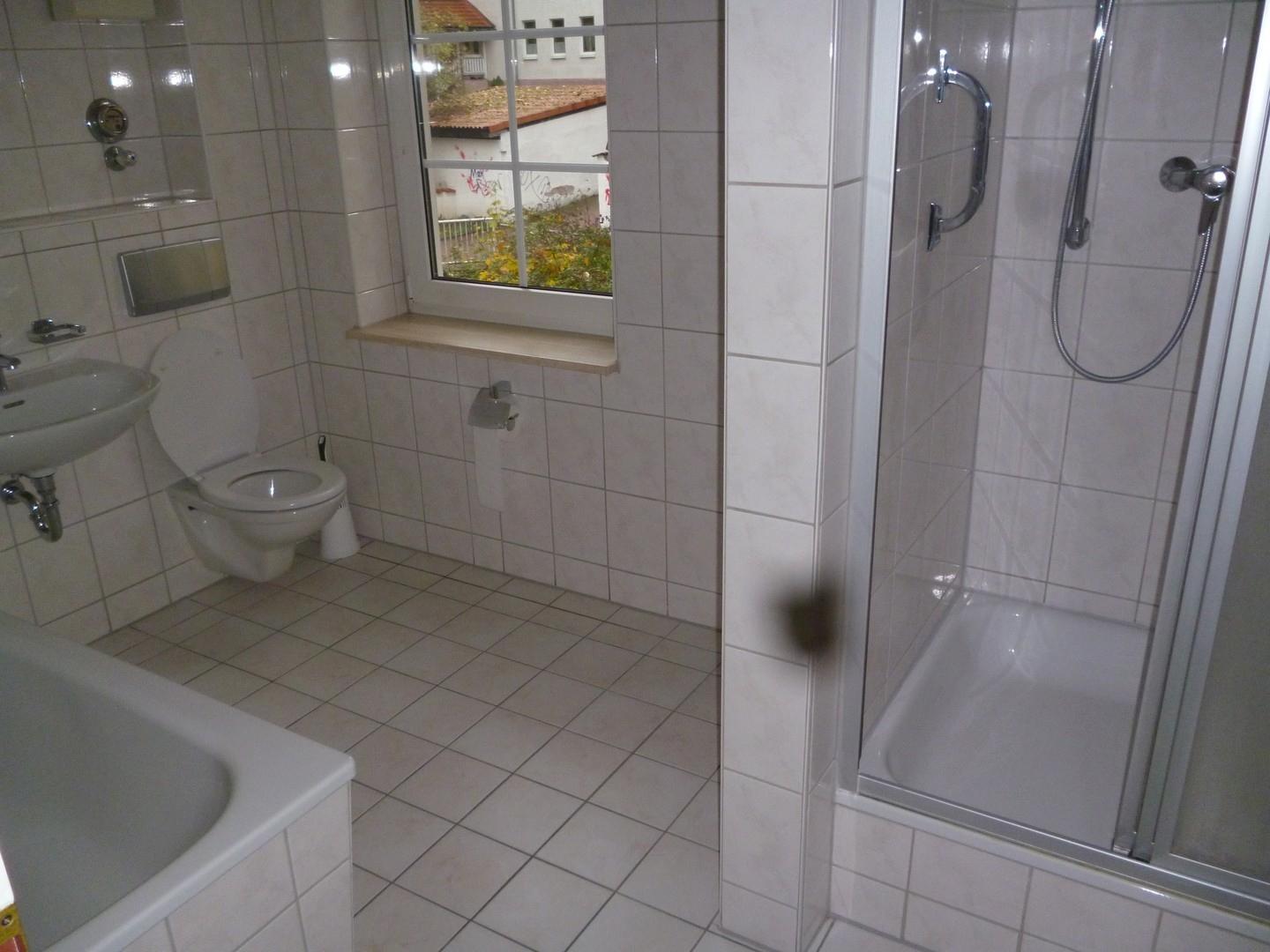 Bad mit Wanne und Dusche