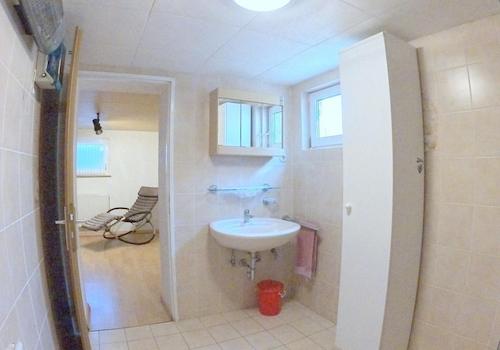 Keller Bad und Zimmer