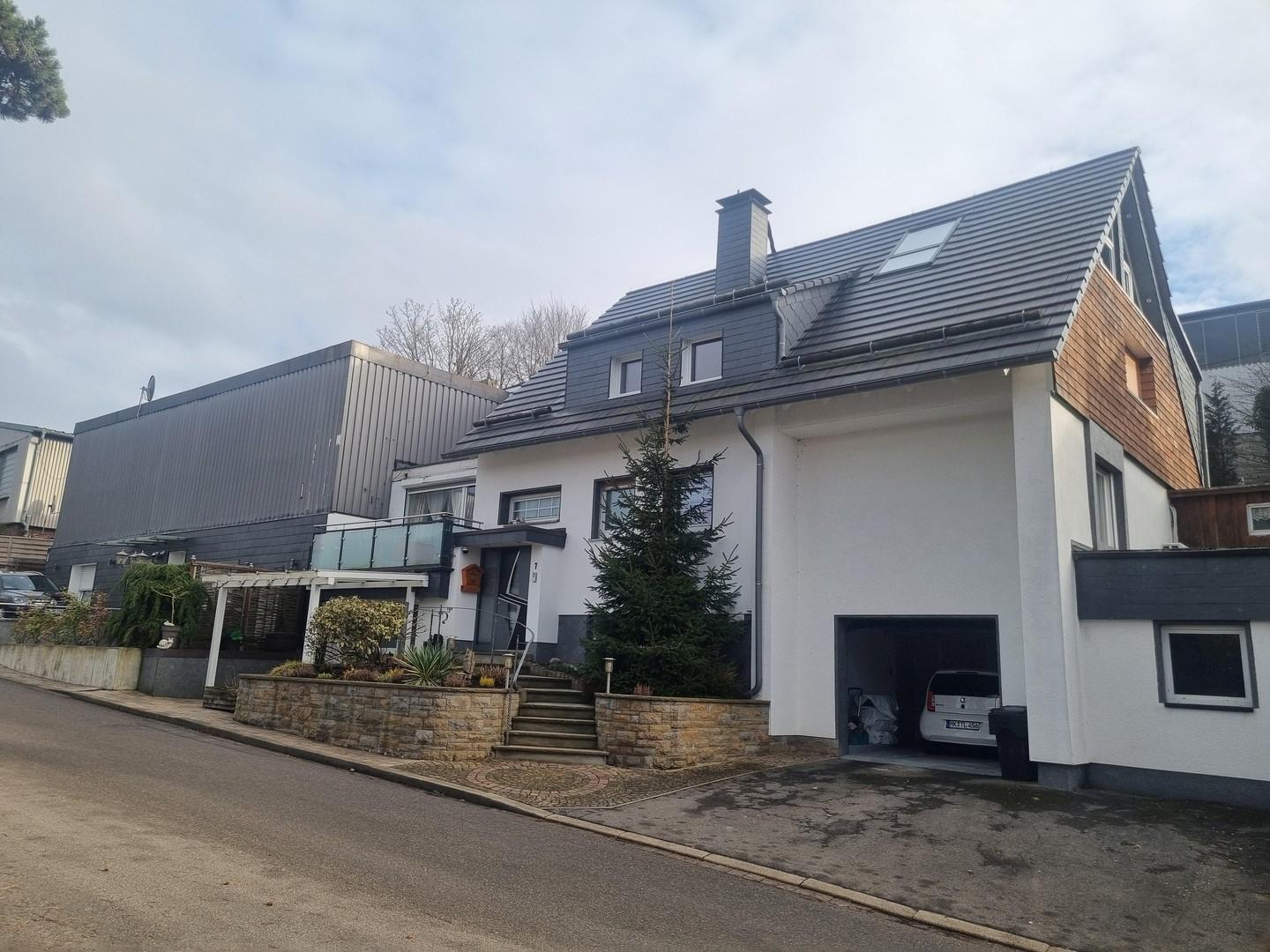 Wohnhaus &n Lagerhalle Außenan