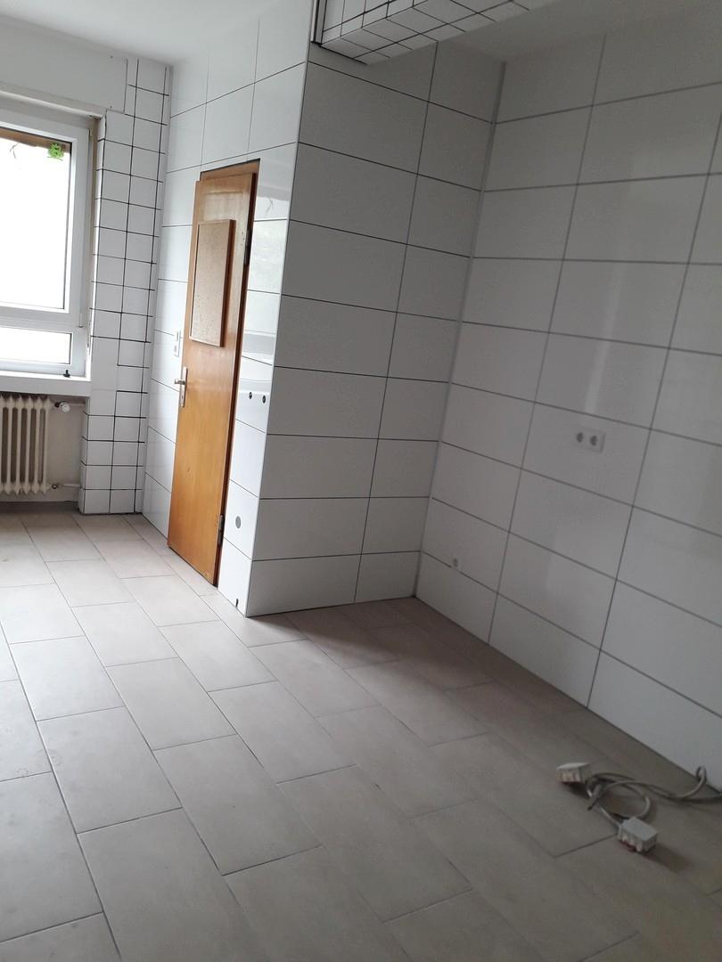 Küche mit Abstellkammer
