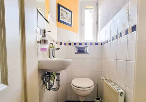 separates WC