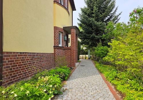 Weg zum Eingang