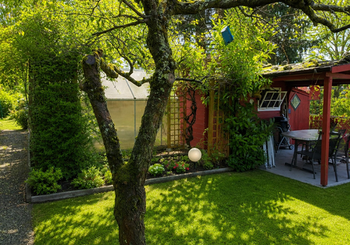 Garten und überdachte Terrasse