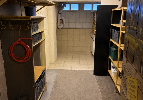 Kleiner Keller mit Regalen