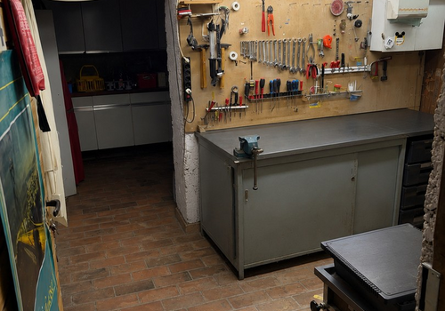 Großer Keller mit Werkstatt