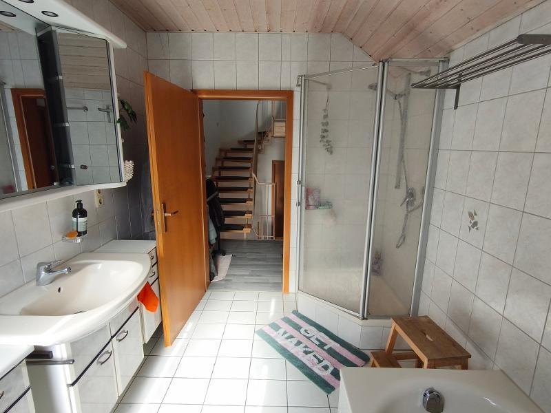 Bad mit Badewanne und Dusche Bild 3