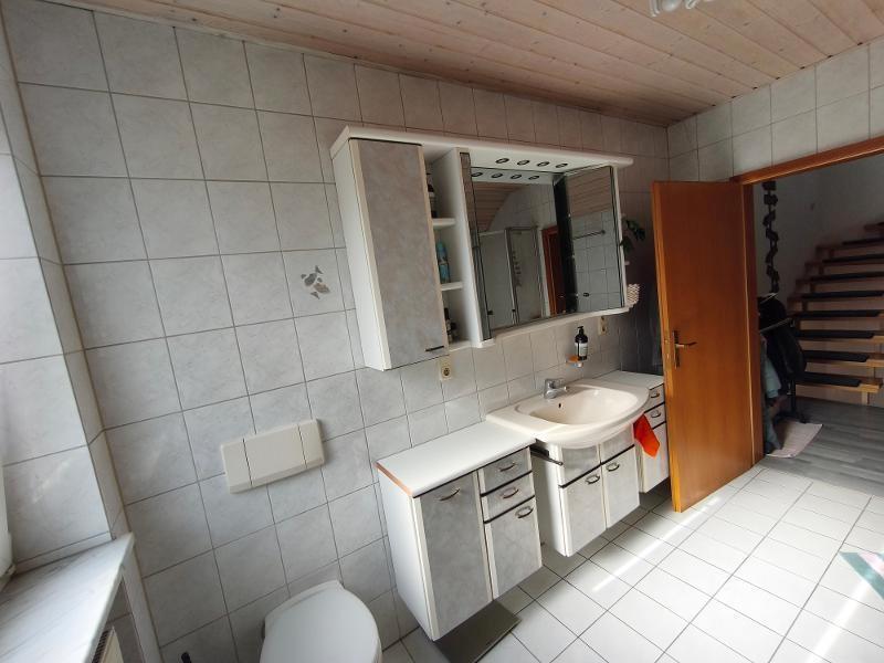 Bad mit Badewanne und Dusche Bild 4