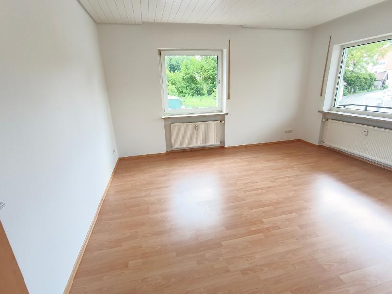 Wohnzimmer mit Zugang zum Balkon Bild 1