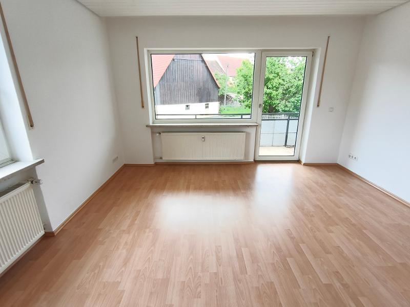 Wohnzimmer mit Zugang zum Balkon Bild 2