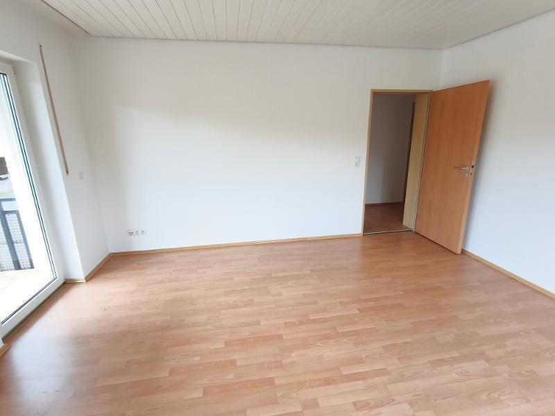 Wohnzimmer mit Zugang zum Balkon Bild 3