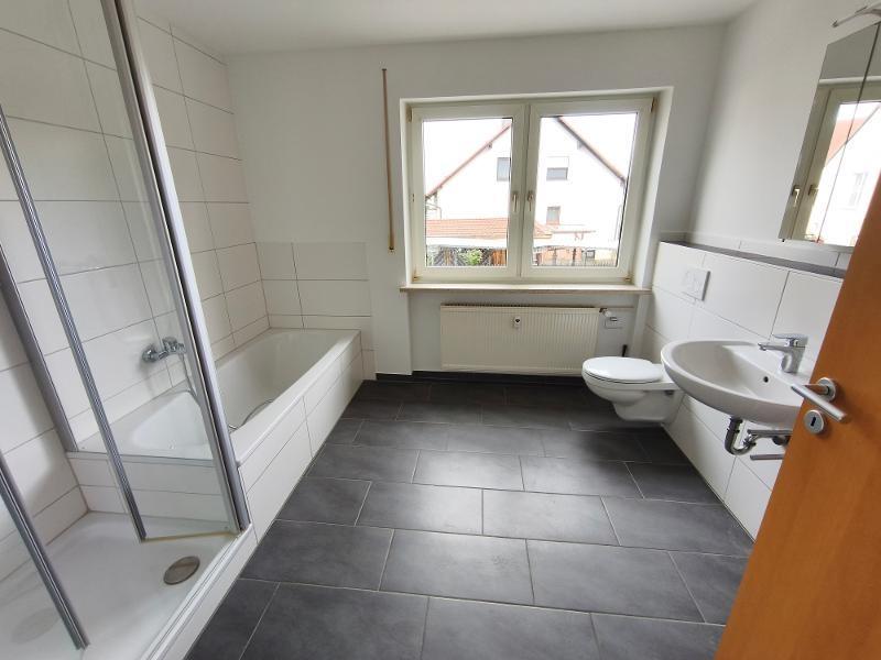 Bad mit Badewanne und Dusche Bild 1