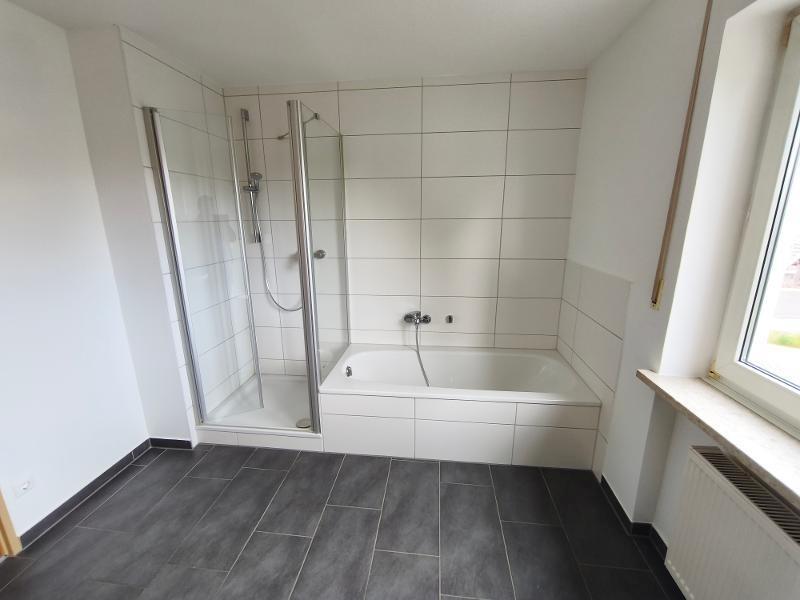 Bad mit Badewanne und Dusche Bild 2