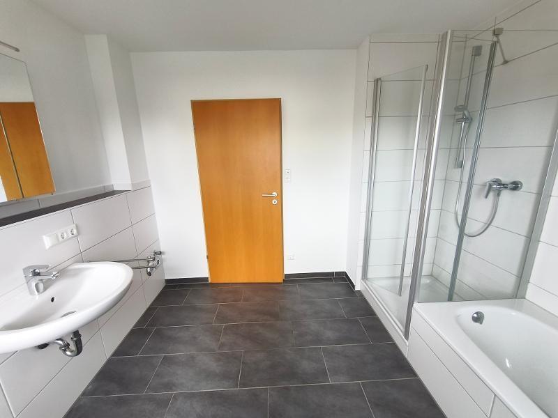 Bad mit Badewanne und Dusche Bild 3