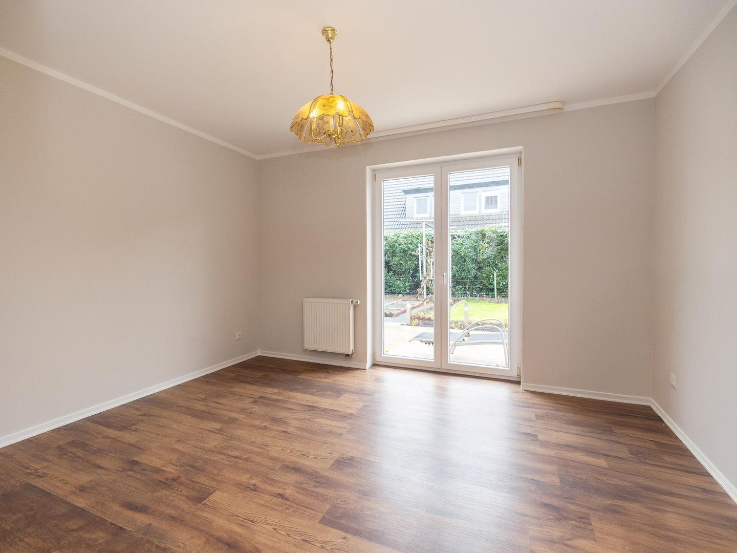 Schlafzimmer mit Zugang zum Garten